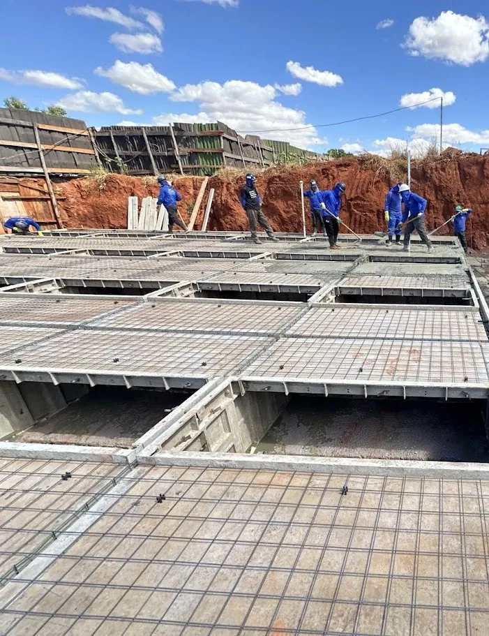 Execução da parede de concreto projetada pela Sketium para jazigos