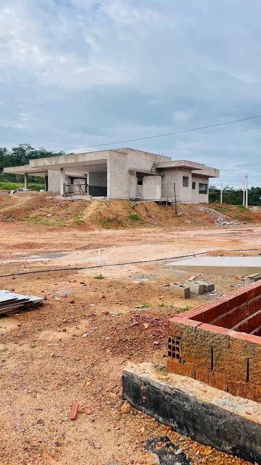 Obra em andamento no Condomínio Lado Corumbá, com projetos complementares da Sketium