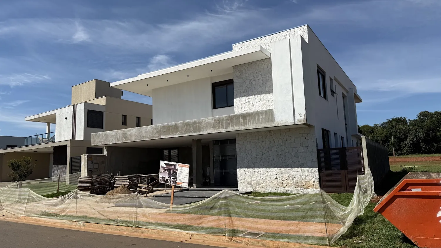 Equipe em obra durante a execução de projetos complementares acompanhados pela Sketium